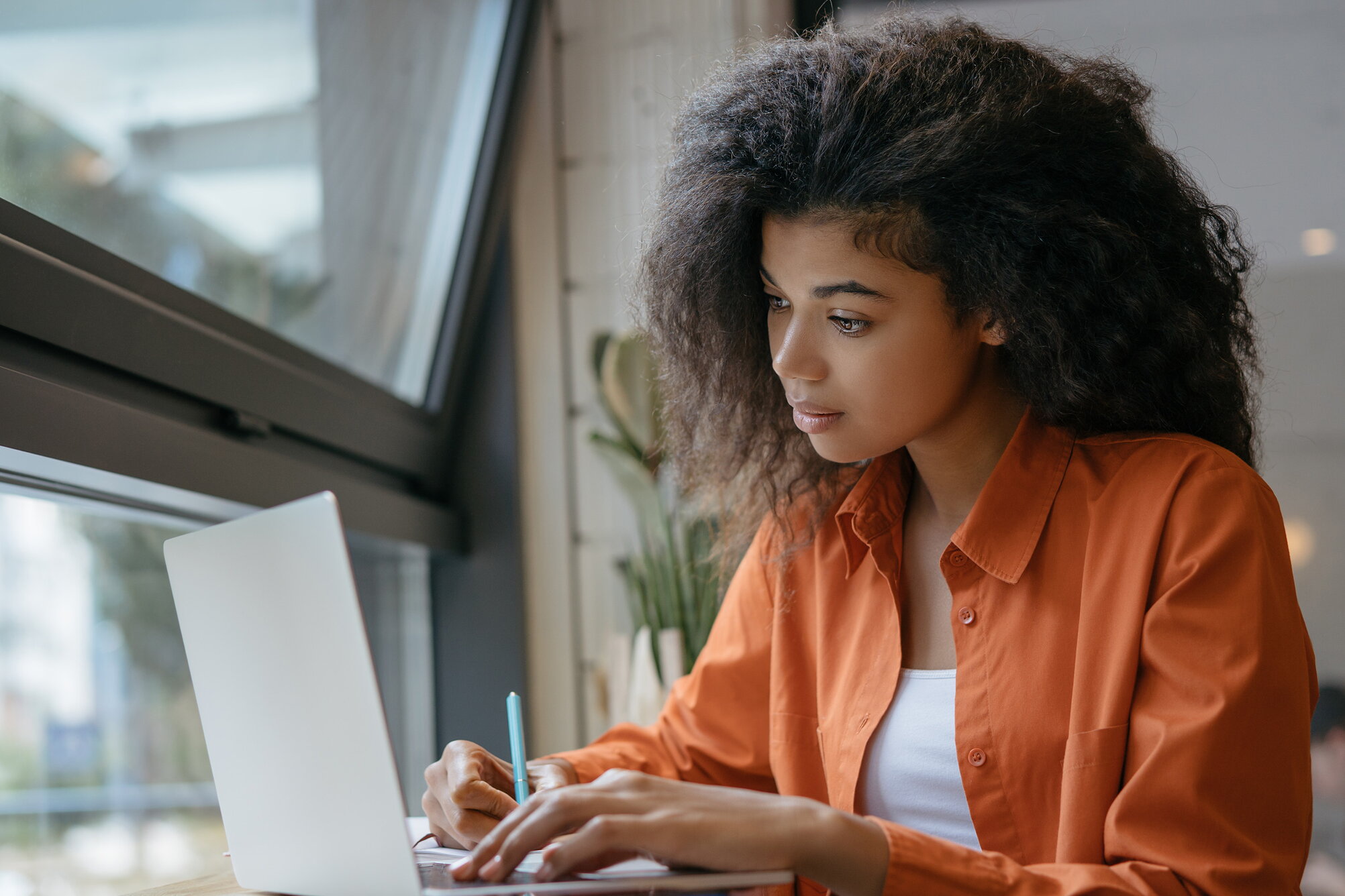 A student on a laptop at a cafe